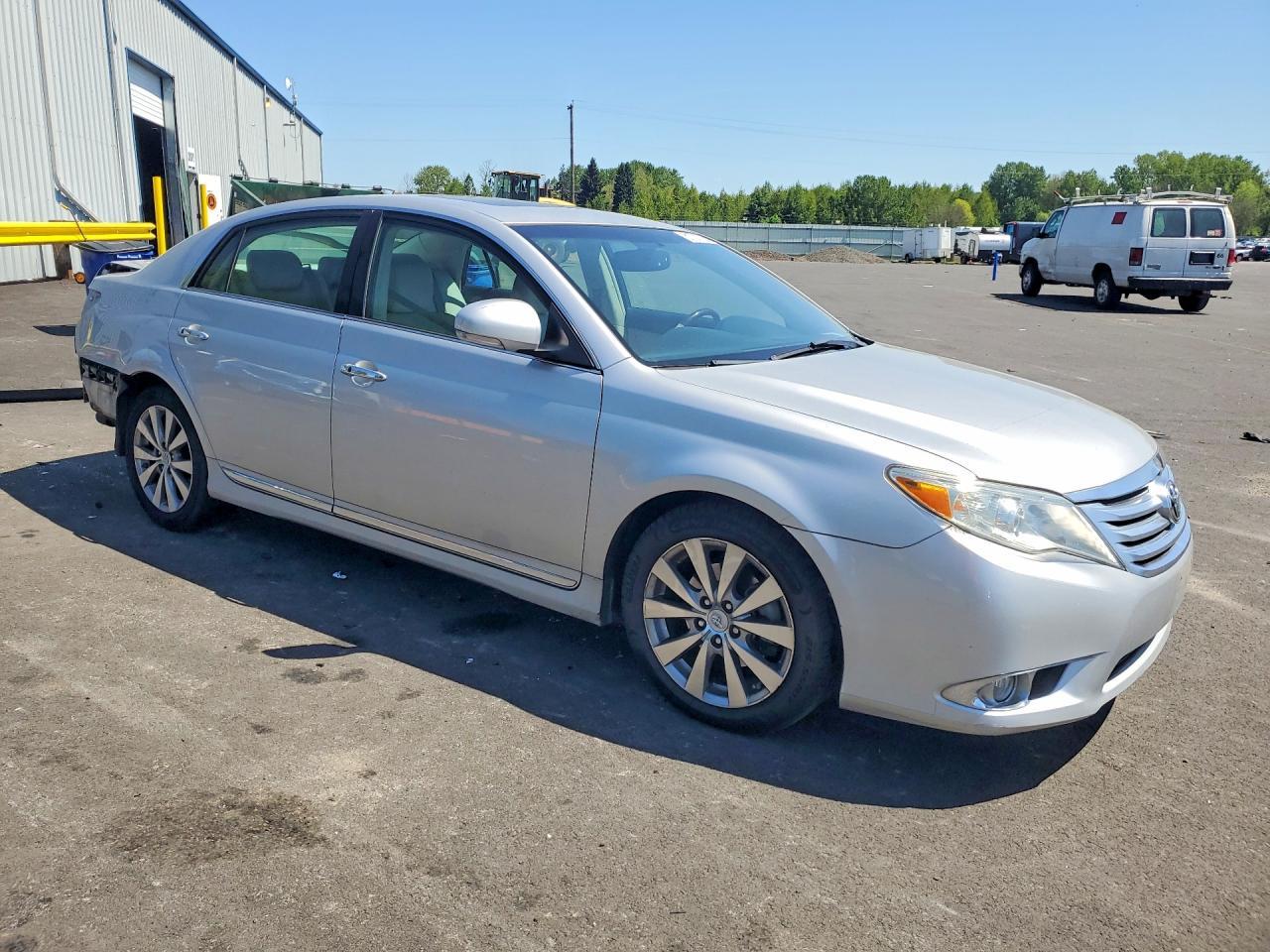 2011 TOYOTA Avalon