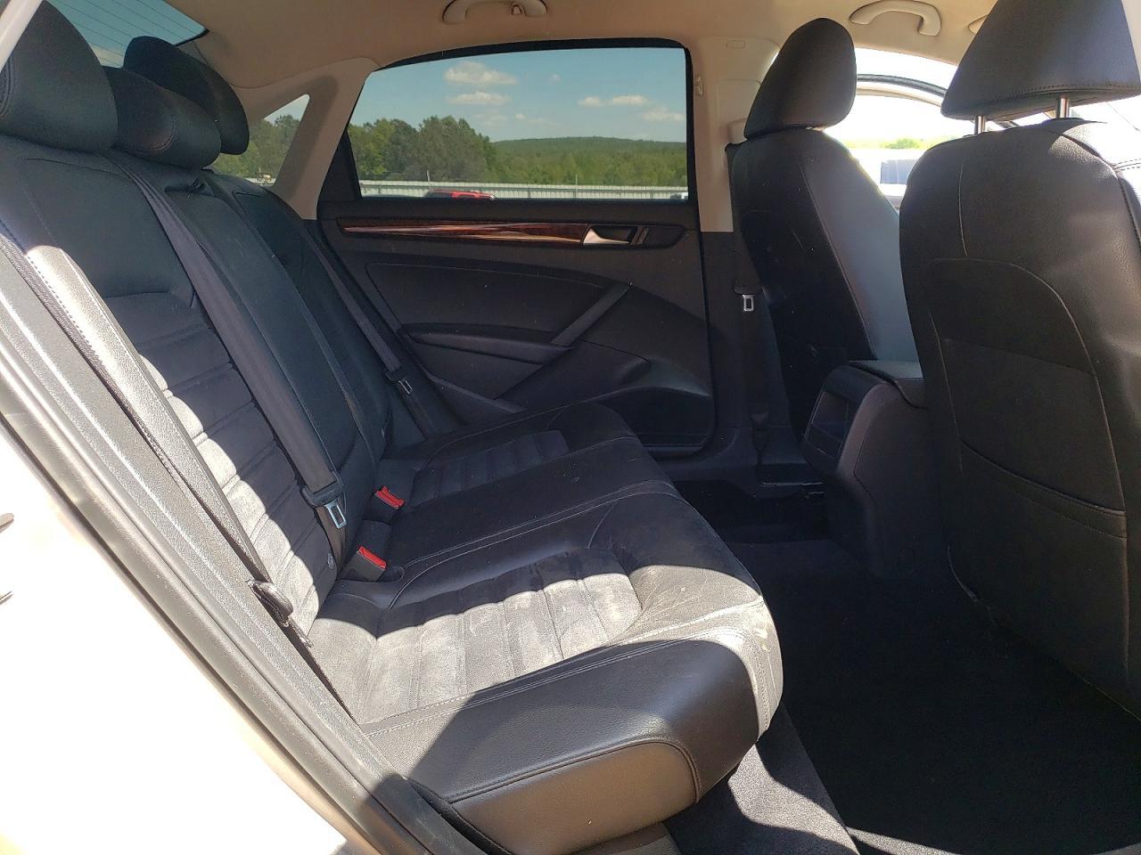 2012 VOLKSWAGEN Passat