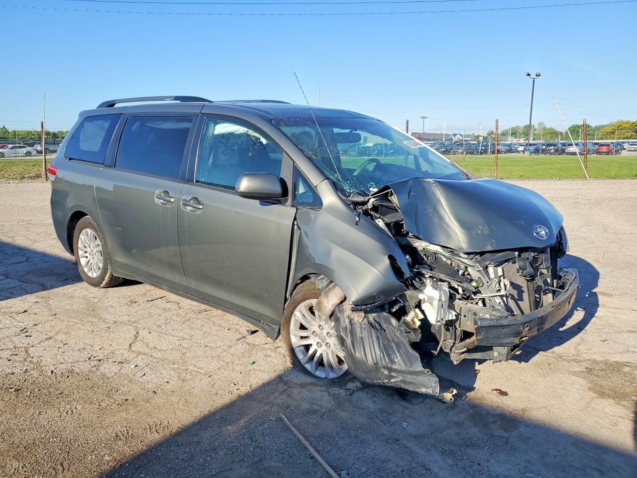 2011 TOYOTA SIENNA