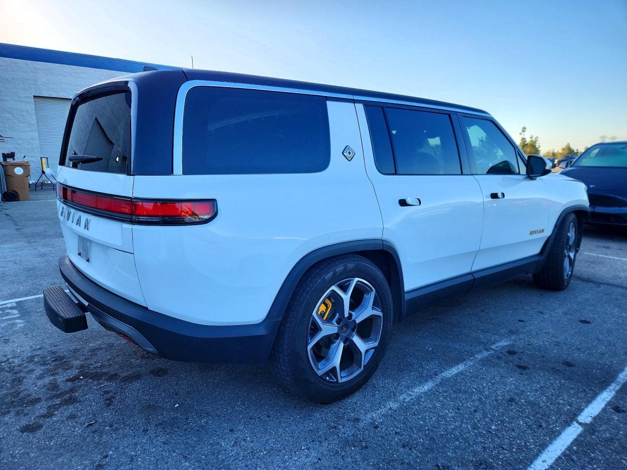2023 RIVIAN R1s