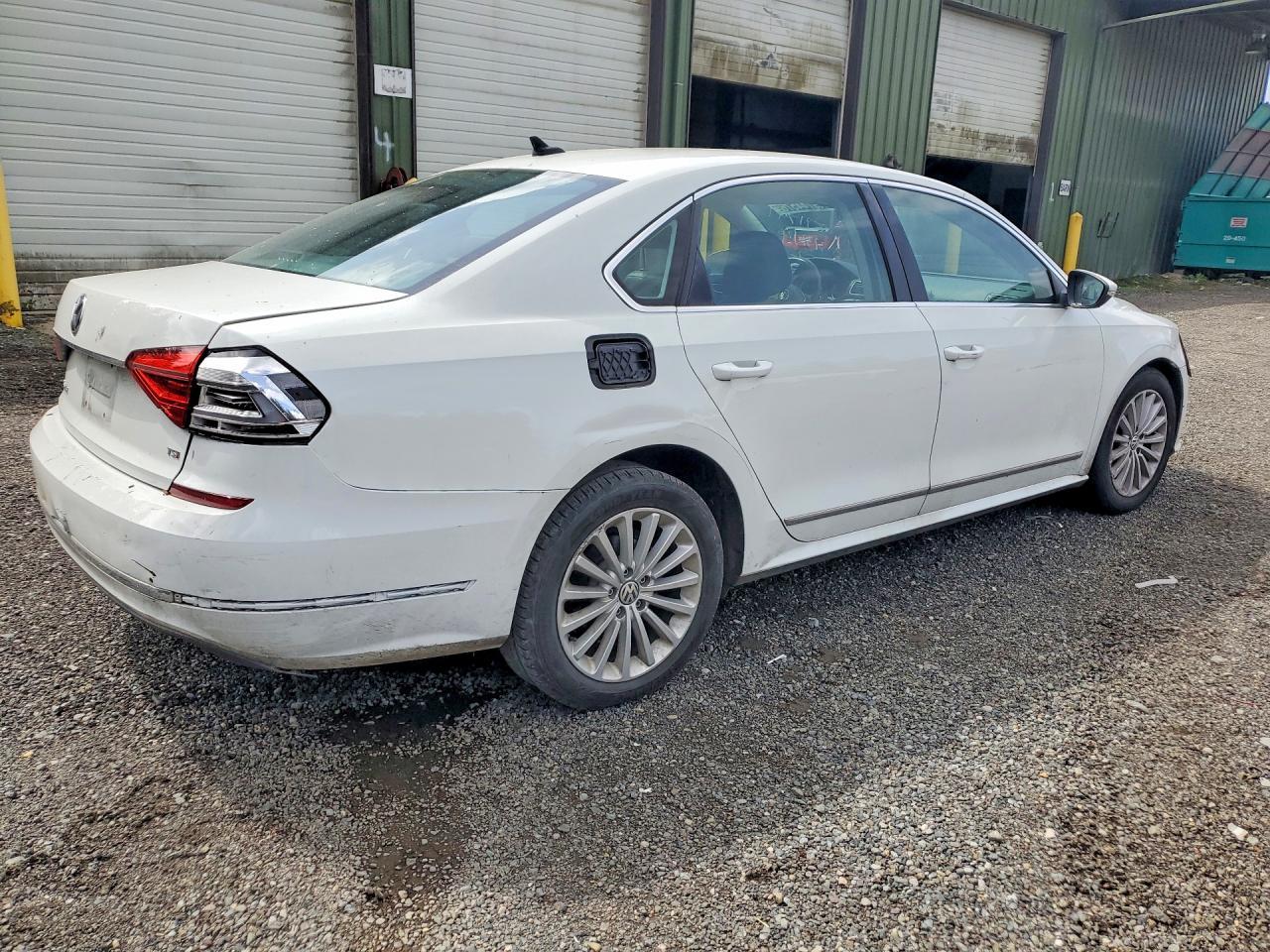 2016 VOLKSWAGEN Passat
