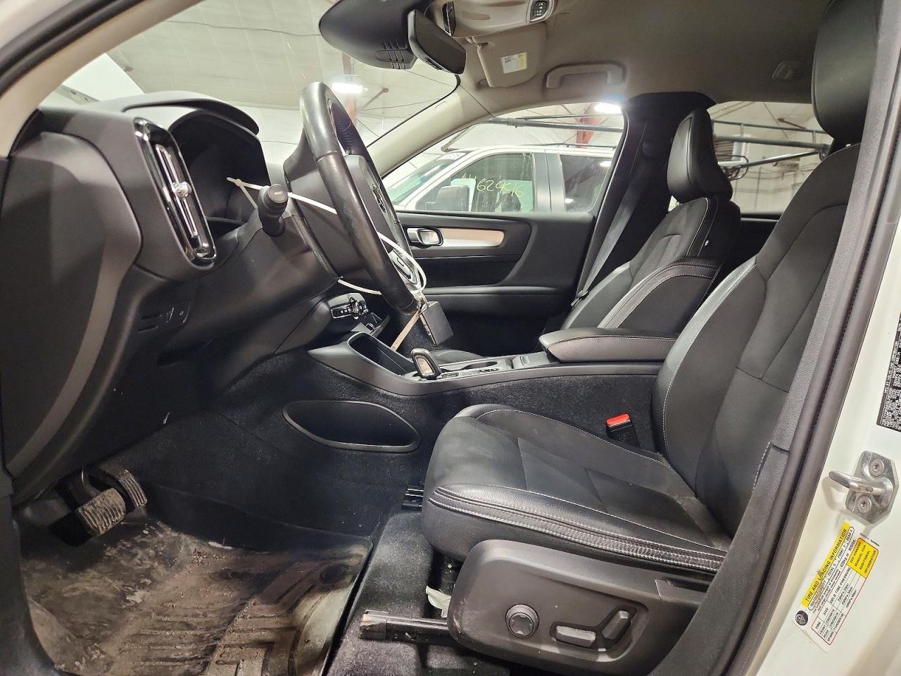 2020 VOLVO XC40