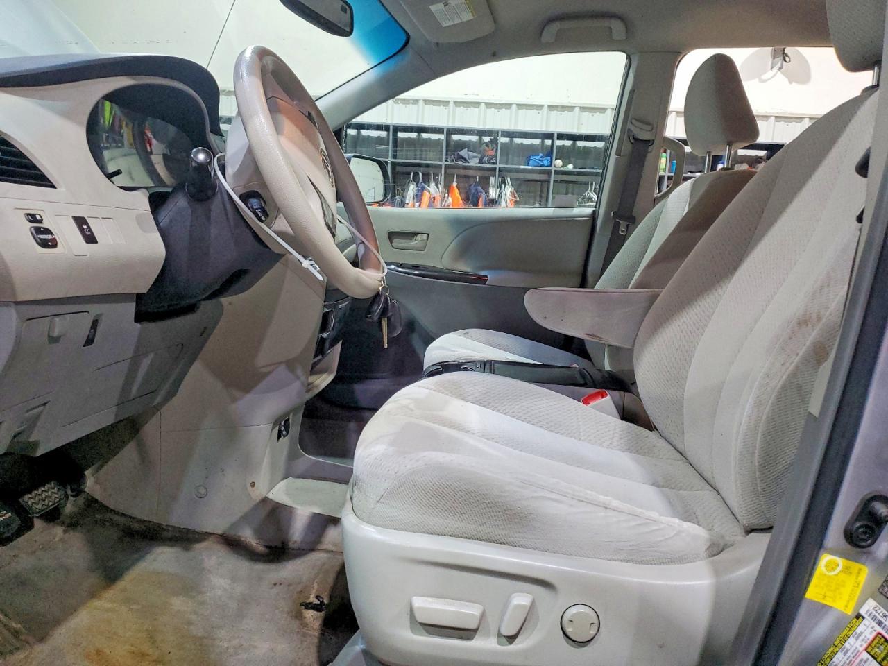 2012 TOYOTA SIENNA