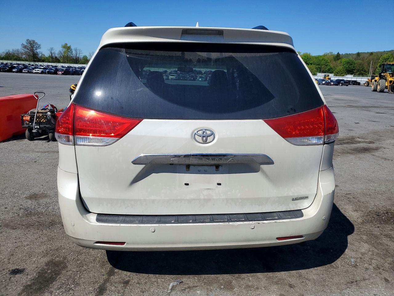 2012 TOYOTA SIENNA