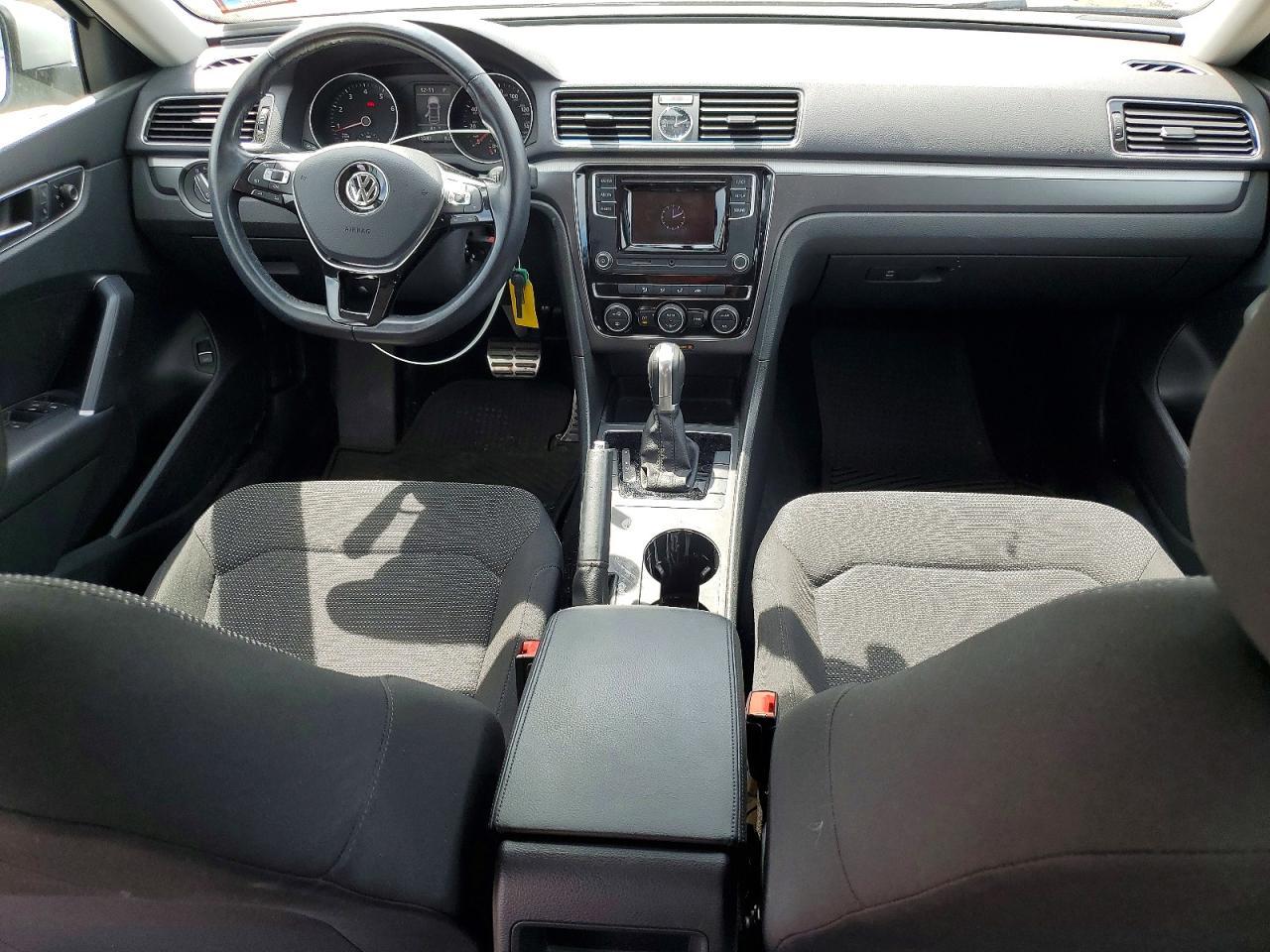 2016 VOLKSWAGEN Passat