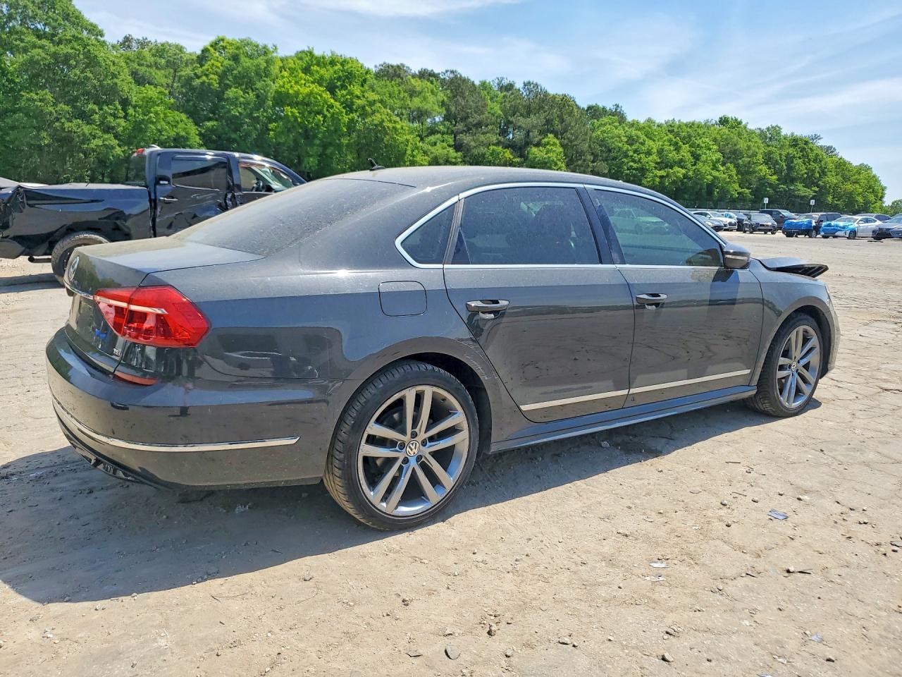 2016 VOLKSWAGEN Passat