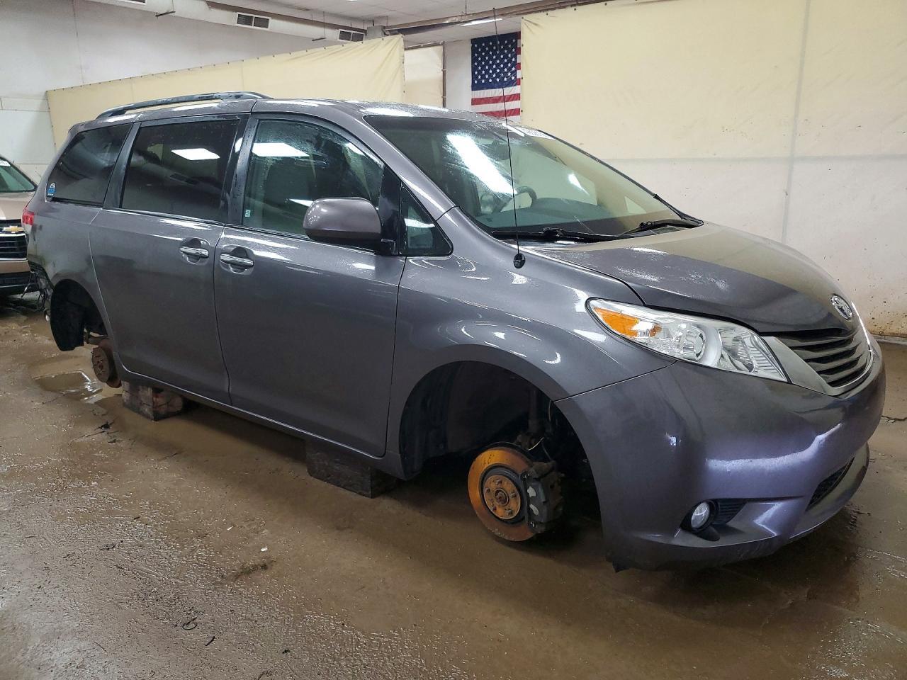 2014 TOYOTA SIENNA