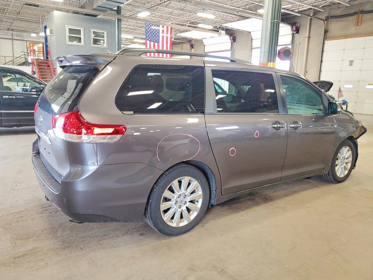2013 TOYOTA SIENNA