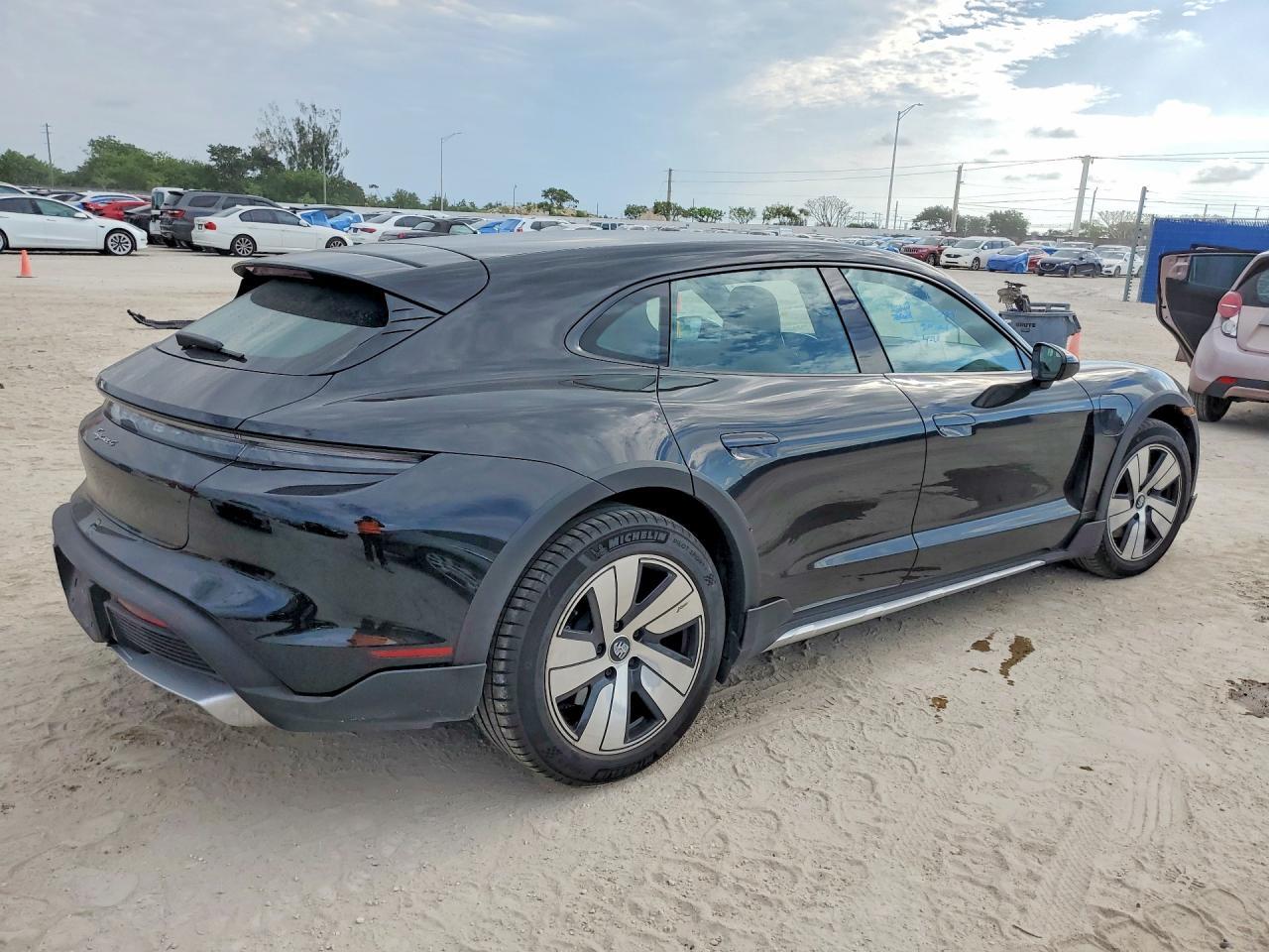 2023 PORSCHE Taycan