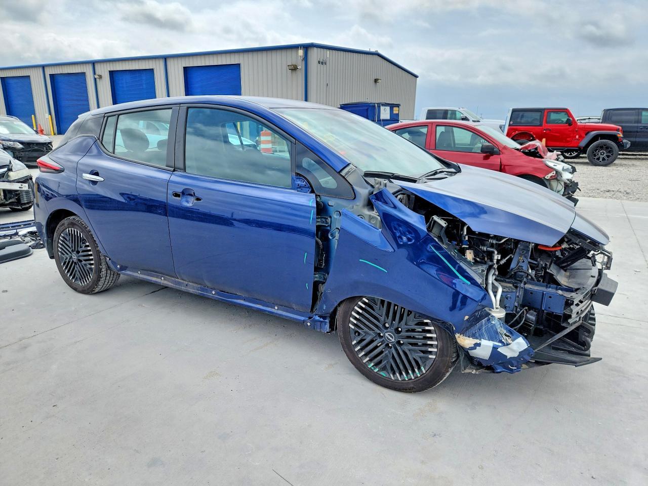 2024 NISSAN LEAF