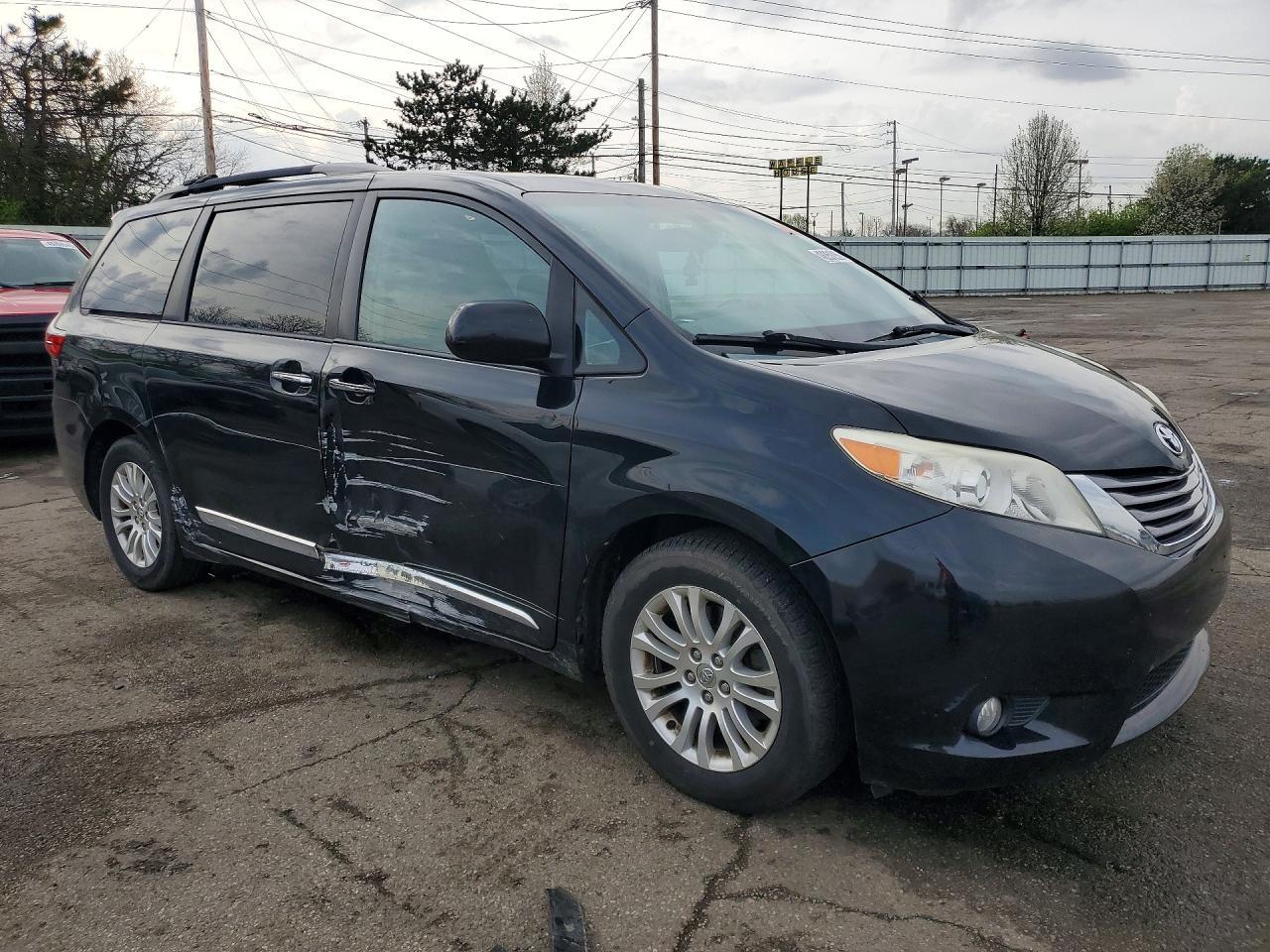 2015 TOYOTA SIENNA