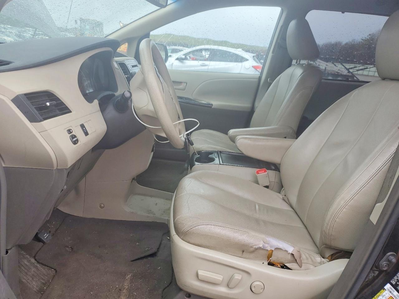 2011 TOYOTA SIENNA