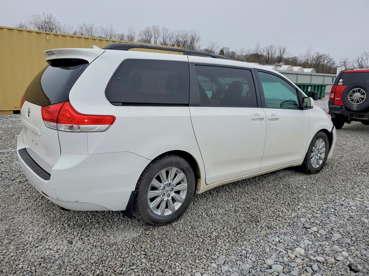 2011 TOYOTA SIENNA