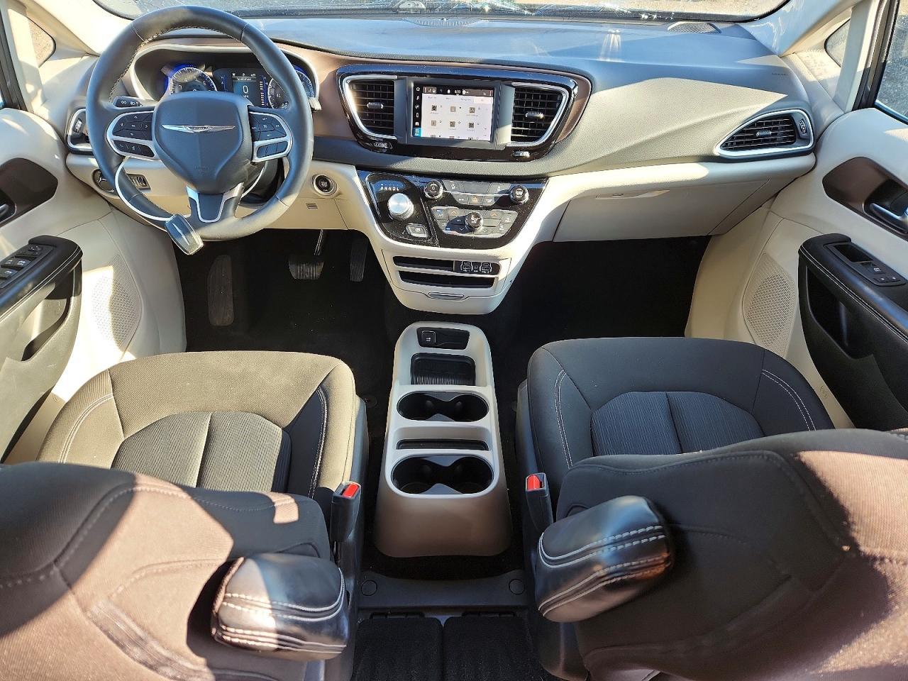 2022 CHRYSLER Voyager