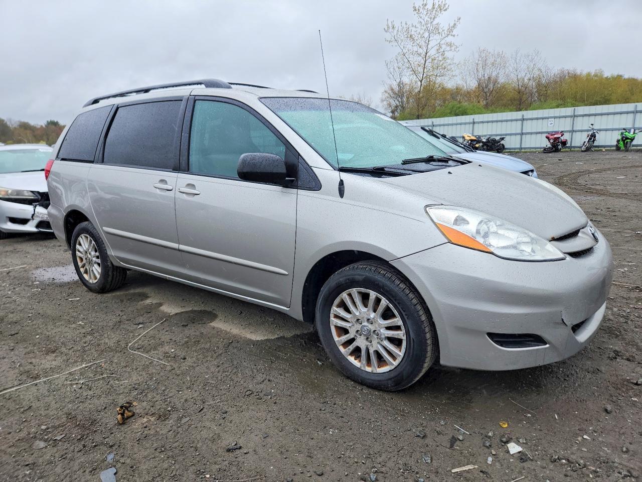 2010 TOYOTA SIENNA