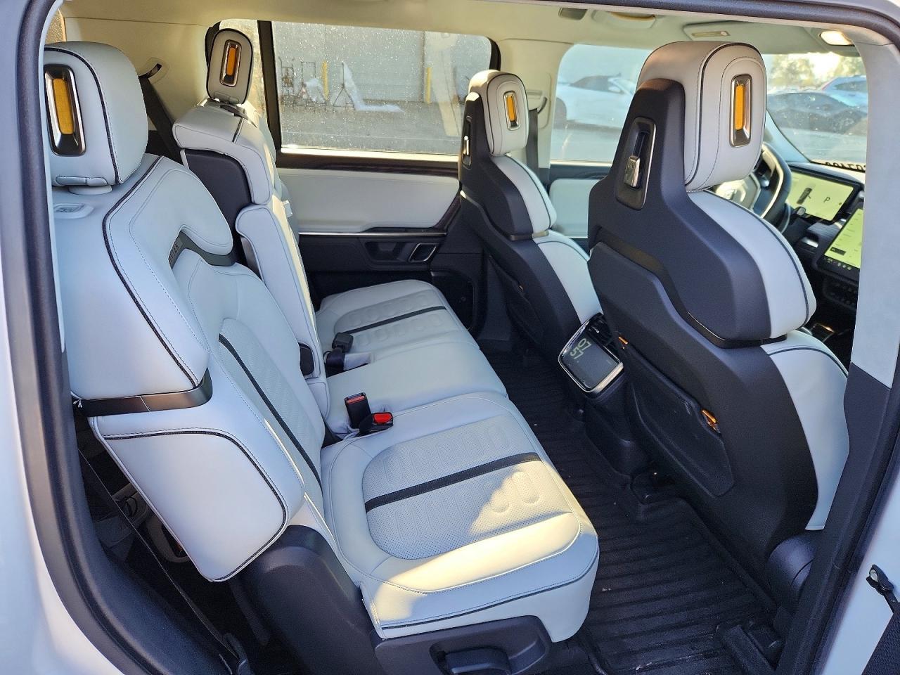 2023 RIVIAN R1s