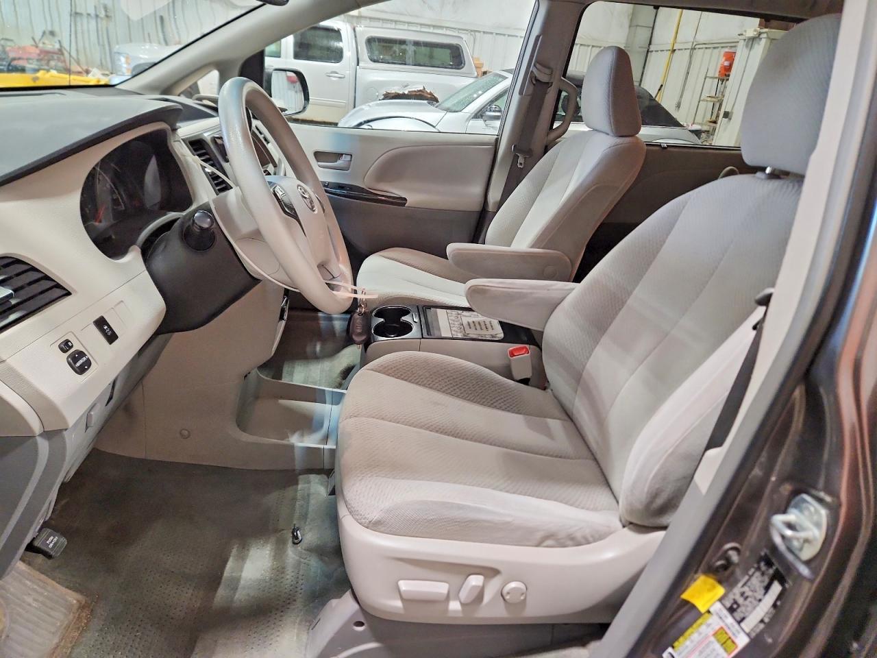 2012 TOYOTA SIENNA
