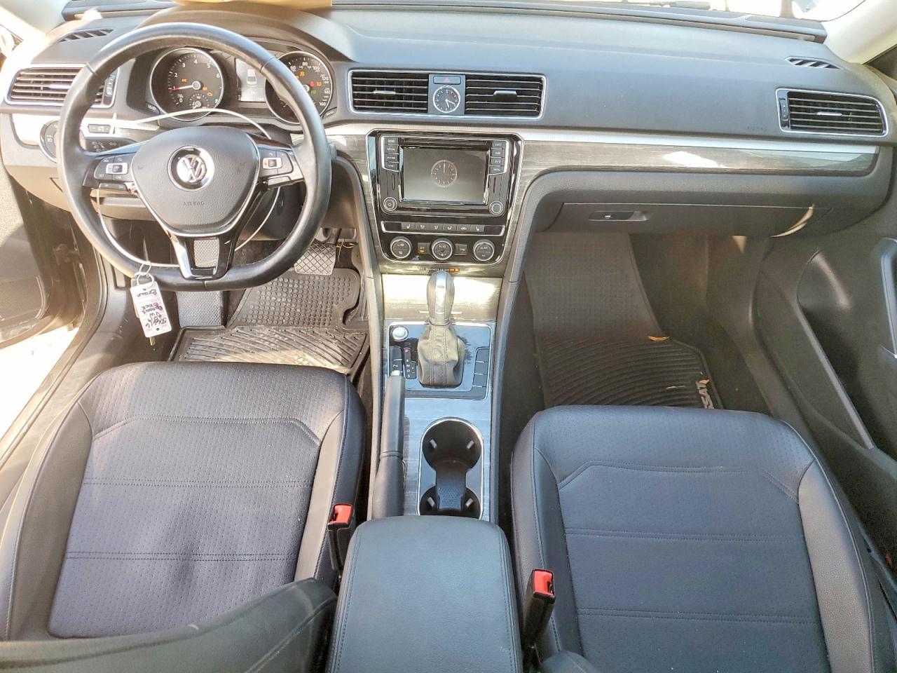 2017 VOLKSWAGEN Passat