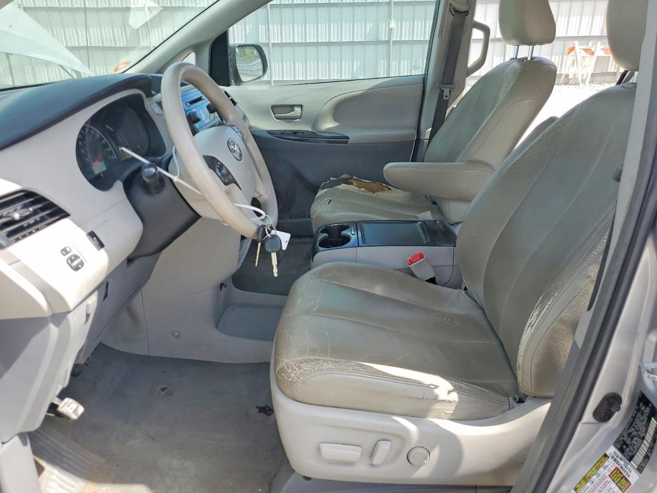 2012 TOYOTA SIENNA
