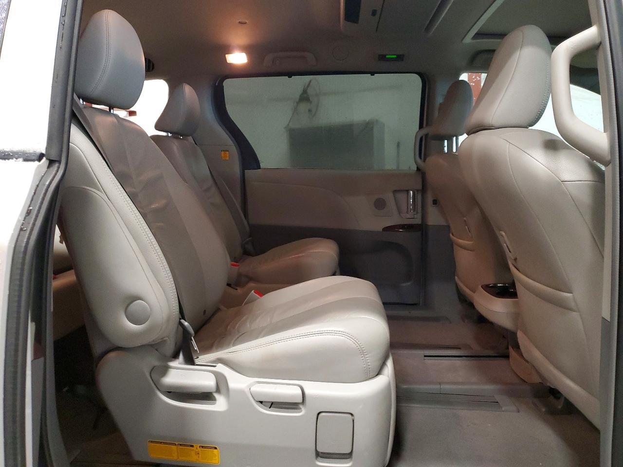 2011 TOYOTA SIENNA