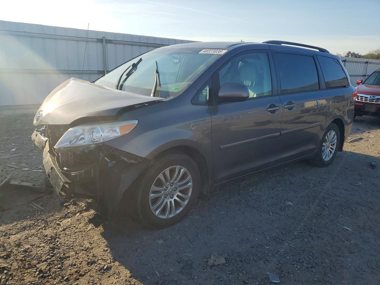 2012 TOYOTA SIENNA