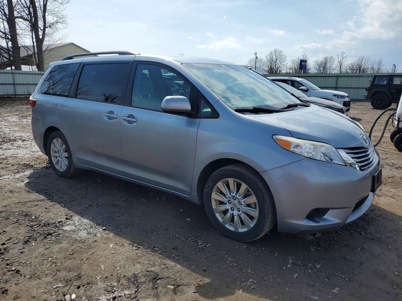 2015 TOYOTA SIENNA