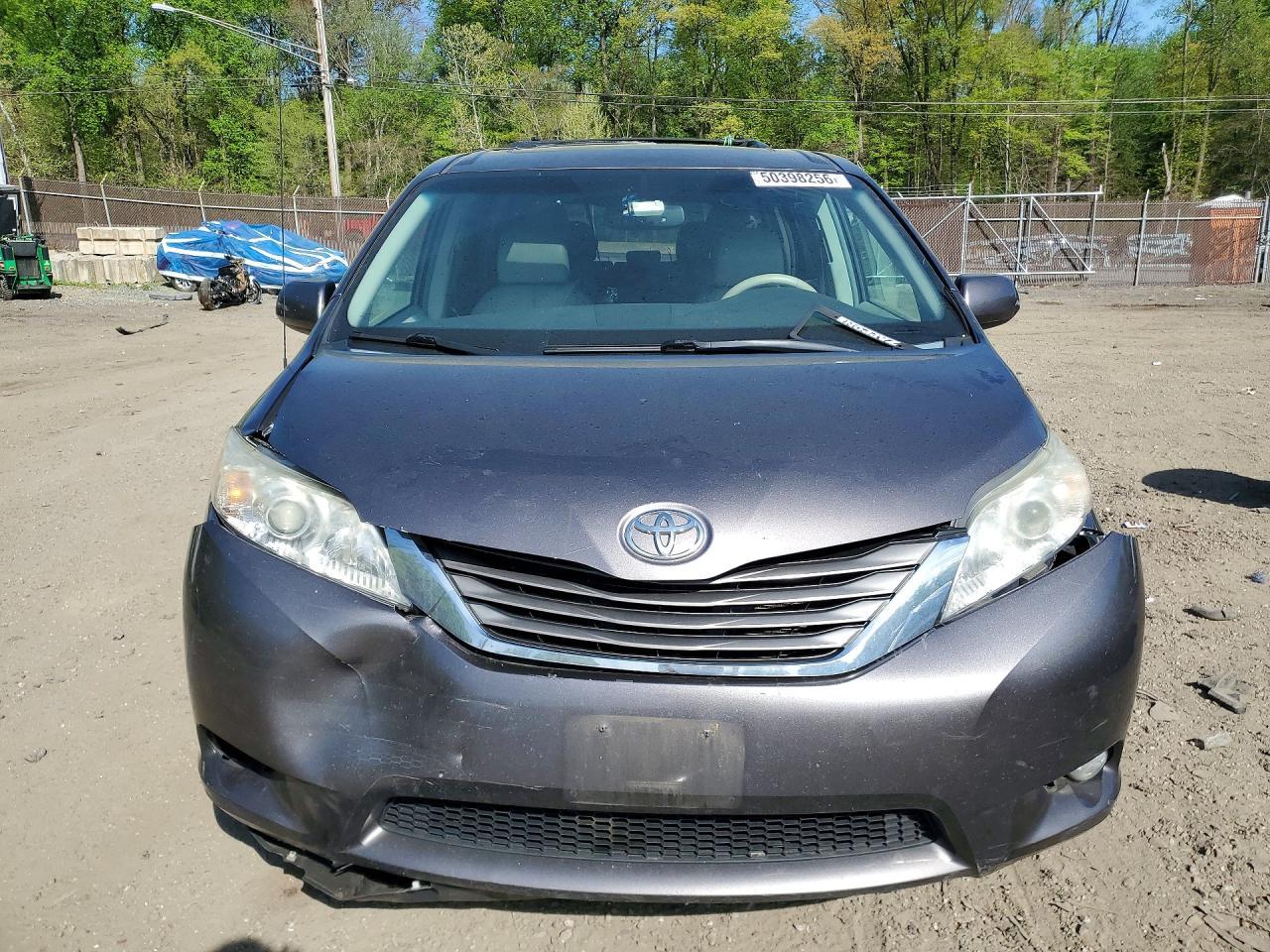 2012 TOYOTA SIENNA