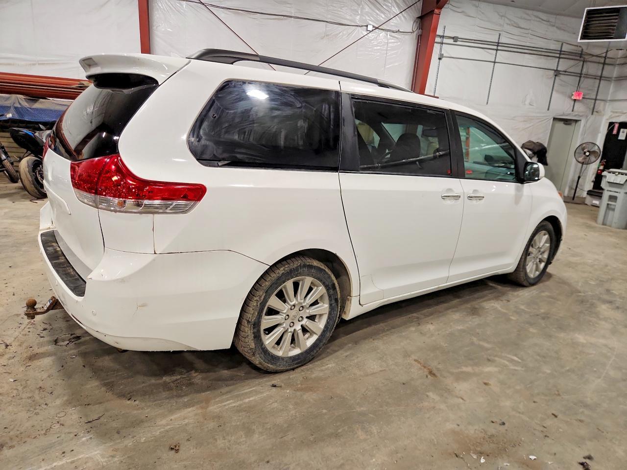 2011 TOYOTA SIENNA