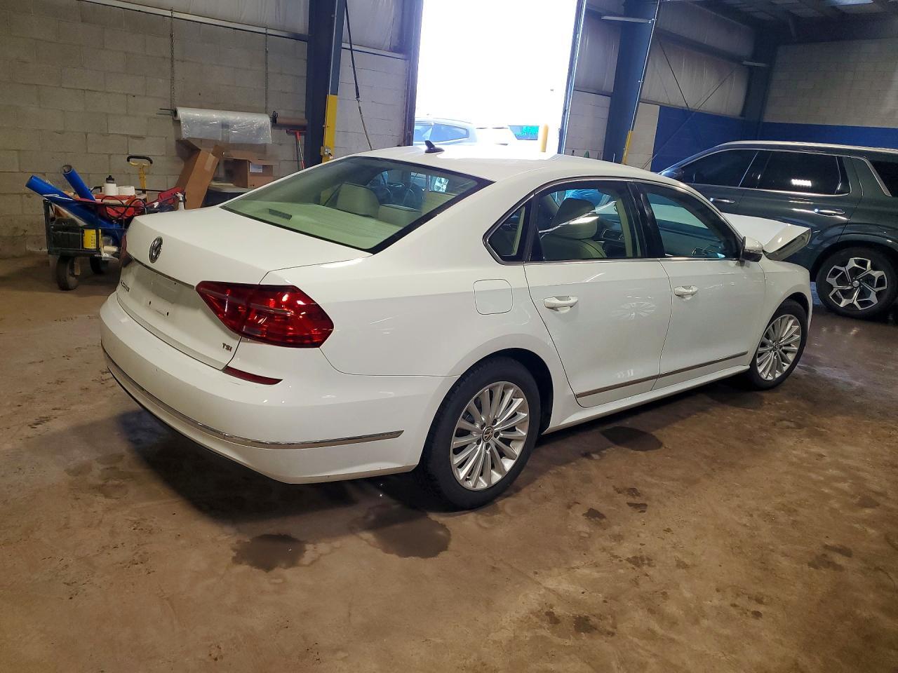 2016 VOLKSWAGEN Passat