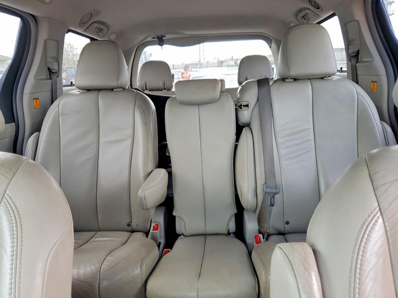2013 TOYOTA SIENNA