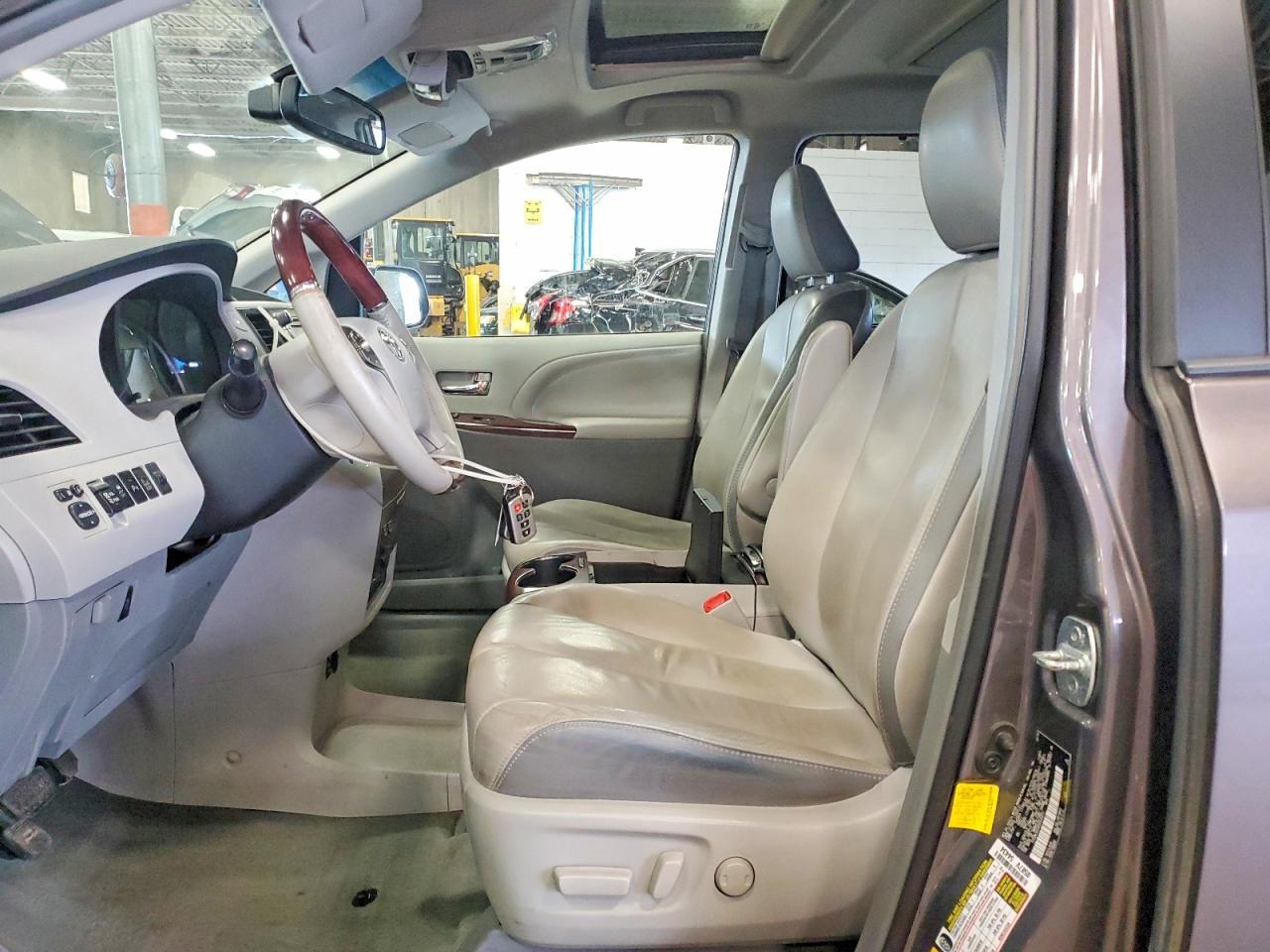 2013 TOYOTA SIENNA
