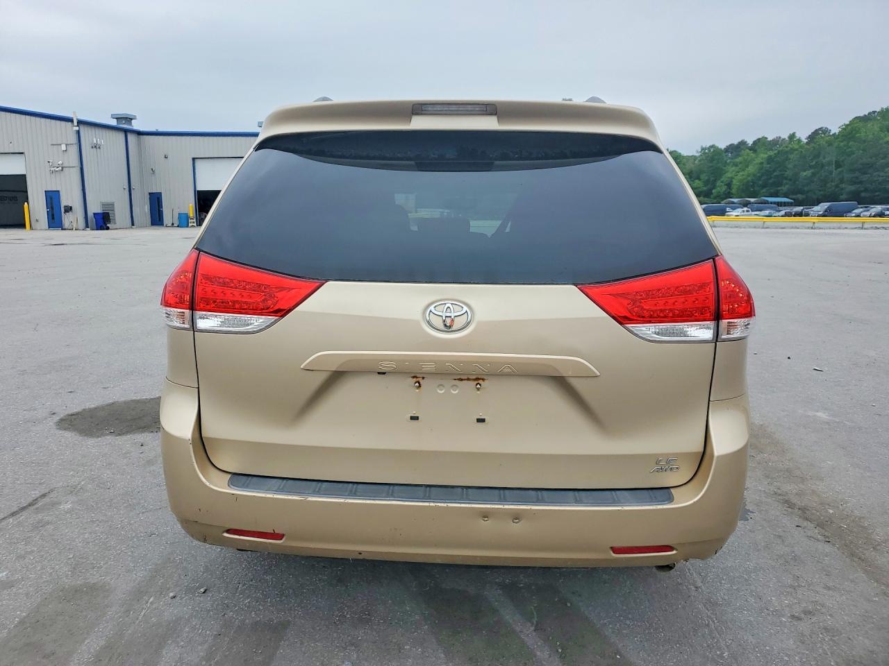 2011 TOYOTA SIENNA