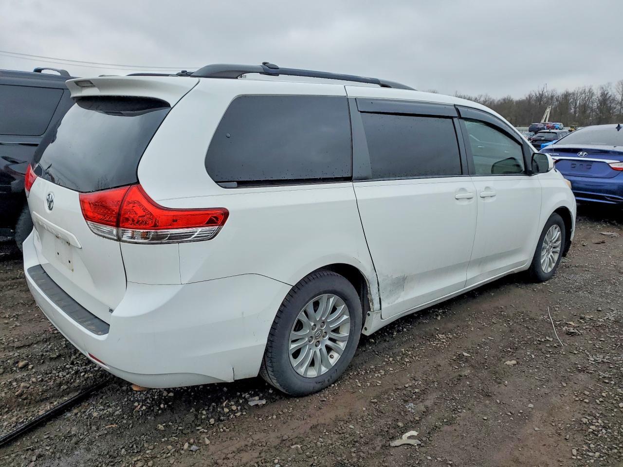 2012 TOYOTA SIENNA