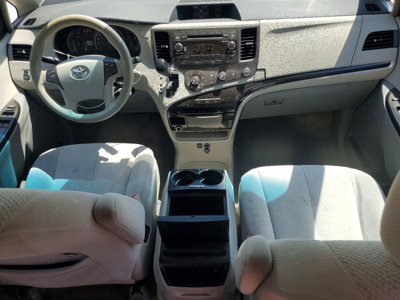 2011 TOYOTA SIENNA