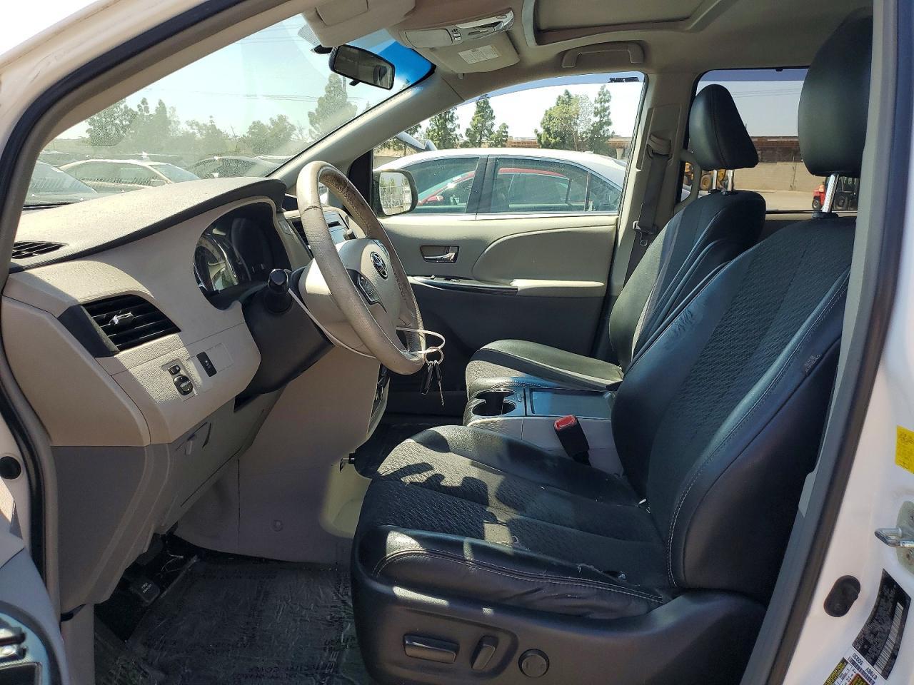 2011 TOYOTA SIENNA