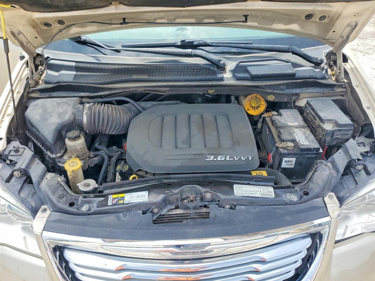 2013 CHRYSLER Town & Country