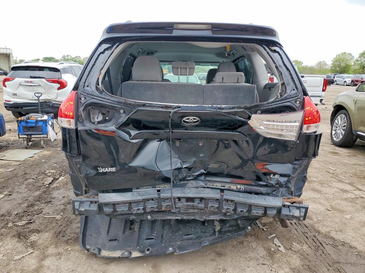 2011 TOYOTA SIENNA