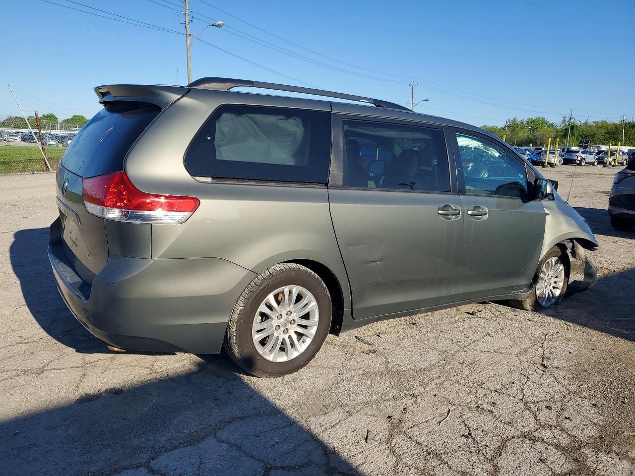 2011 TOYOTA SIENNA