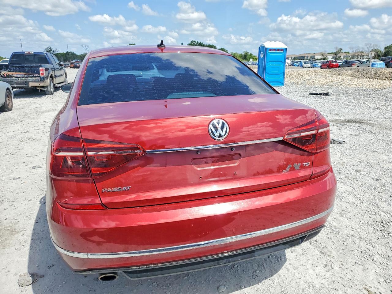 2017 VOLKSWAGEN Passat
