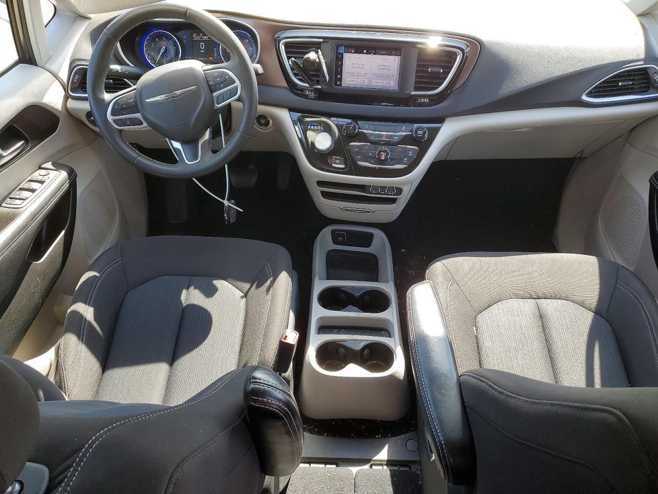 2022 CHRYSLER Voyager