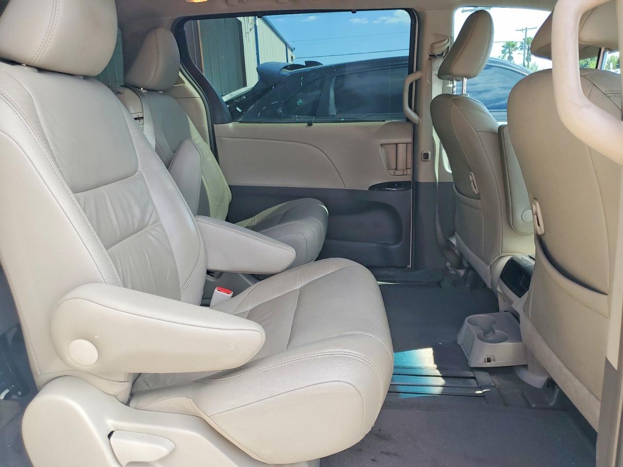 2017 TOYOTA SIENNA