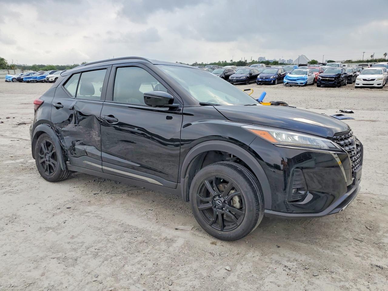 2024 NISSAN KICKS
