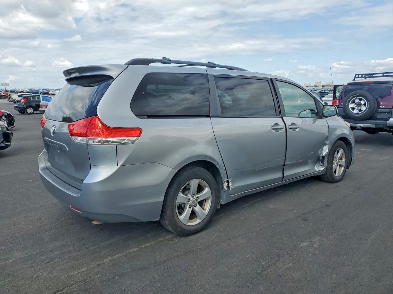 2013 TOYOTA SIENNA