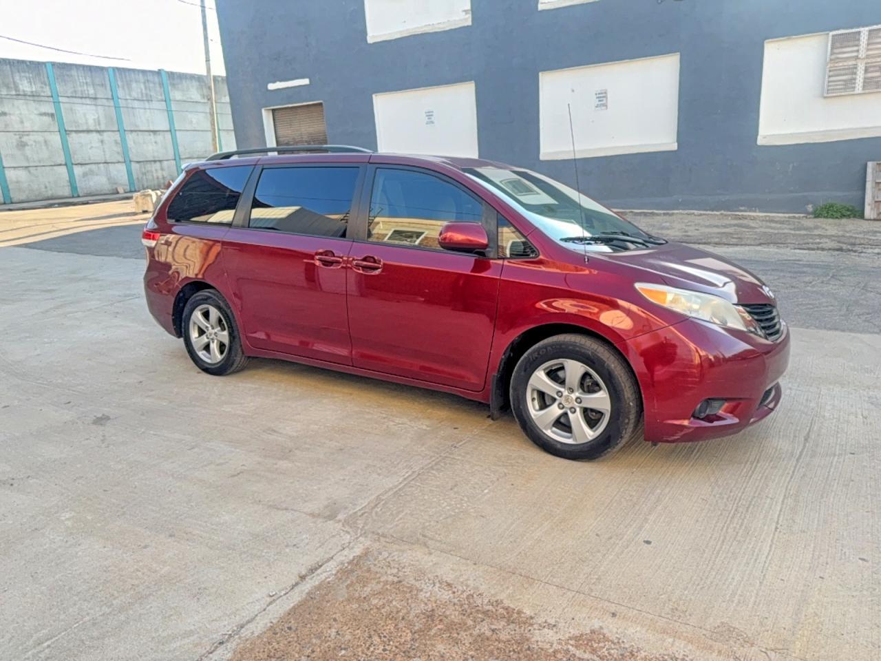 2011 TOYOTA SIENNA