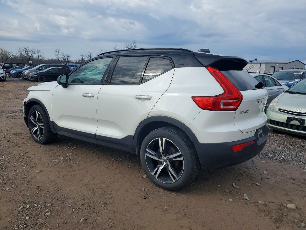 2021 VOLVO XC40