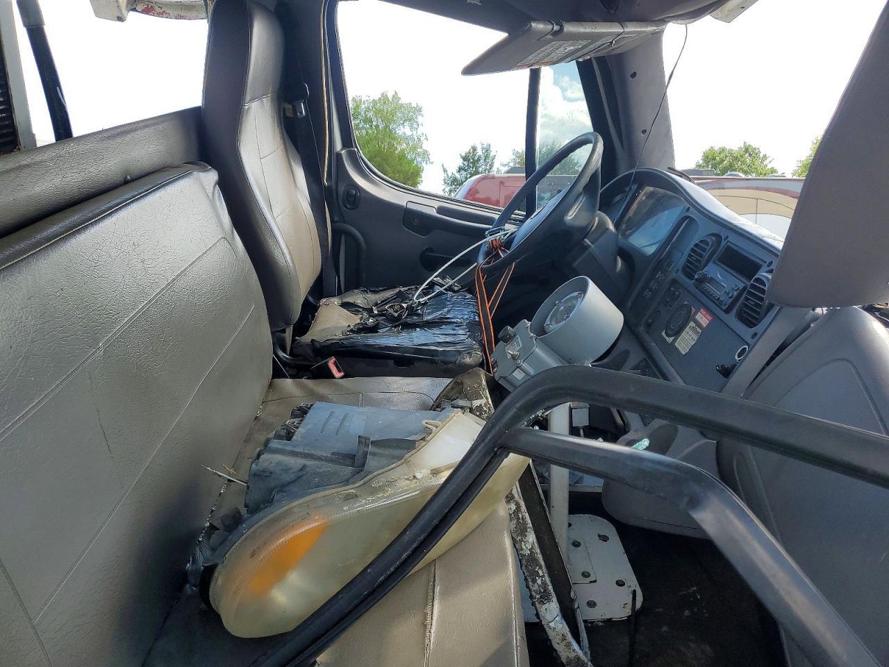 2013 FREIGHTLINER M2 106