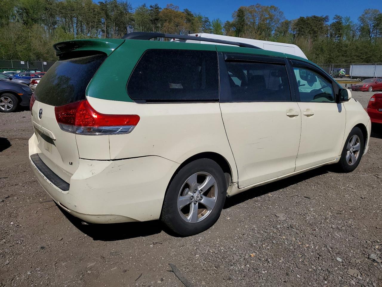 2011 TOYOTA SIENNA