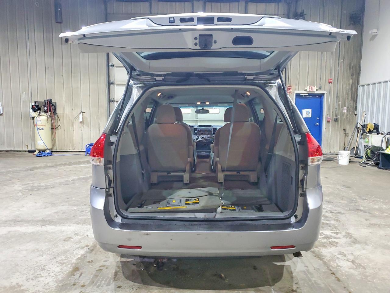 2012 TOYOTA SIENNA