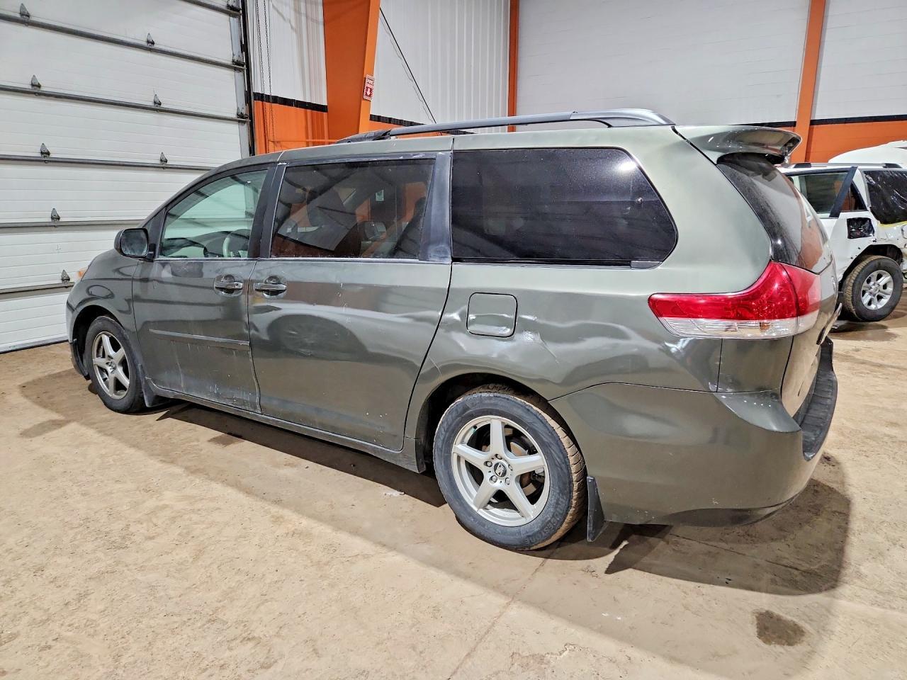 2013 TOYOTA SIENNA
