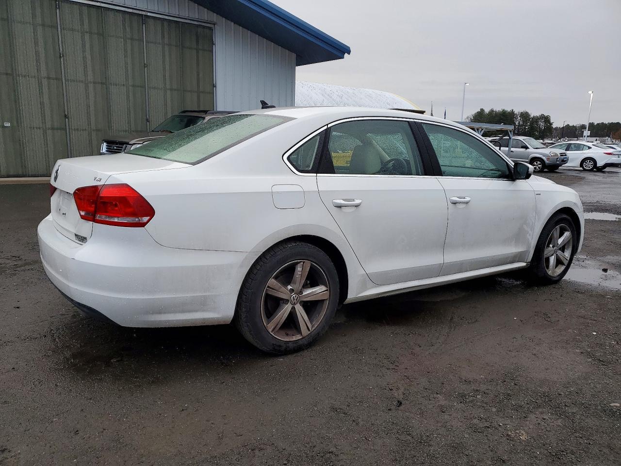 2014 VOLKSWAGEN Passat